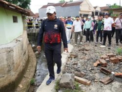 Pj. Gubernur Samsudin Tinjau Lokasi Rawan Banjir di Rajabasa, Fokus Perbaikan Sungai dan Penegakan Perda Kebersihan