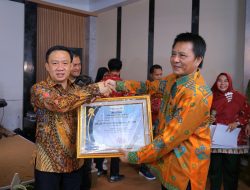 Pj. Bupati Pringsewu Raih Penghargaan Kepala Daerah Penggerak Ekonomi Kerakyatan