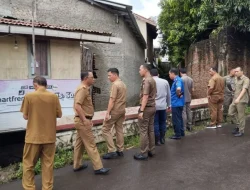 Di Bandarlampung banyak bangunan berdiri di atas saluran air