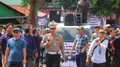 Polresta Bandarlampung alihkan lalu lintas pada aksi bela Palestina di Tugu Adipura