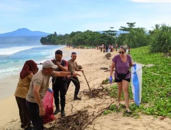 Polres Pesisir Barat bersama warga gelar aksi bersih sampah di pantai